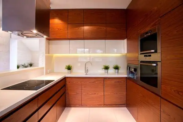 Use an accent color above the cabinets